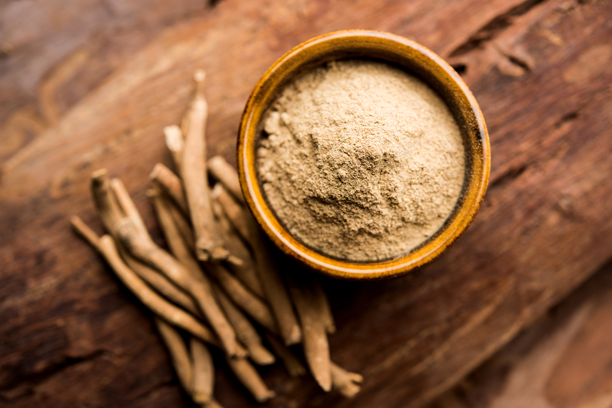 close up shot of ashwagandha powder and roots